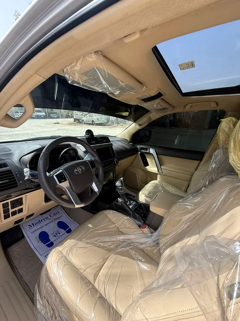 Toyota Prado VXR 2015 - GCC Specs - Perfect Condition - Image 4