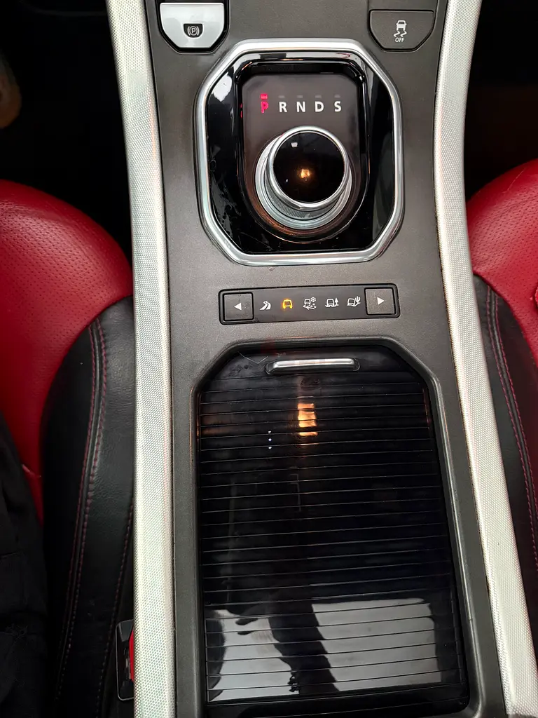 Range Rover evoque GCC panoramic exellent condition - Image 17