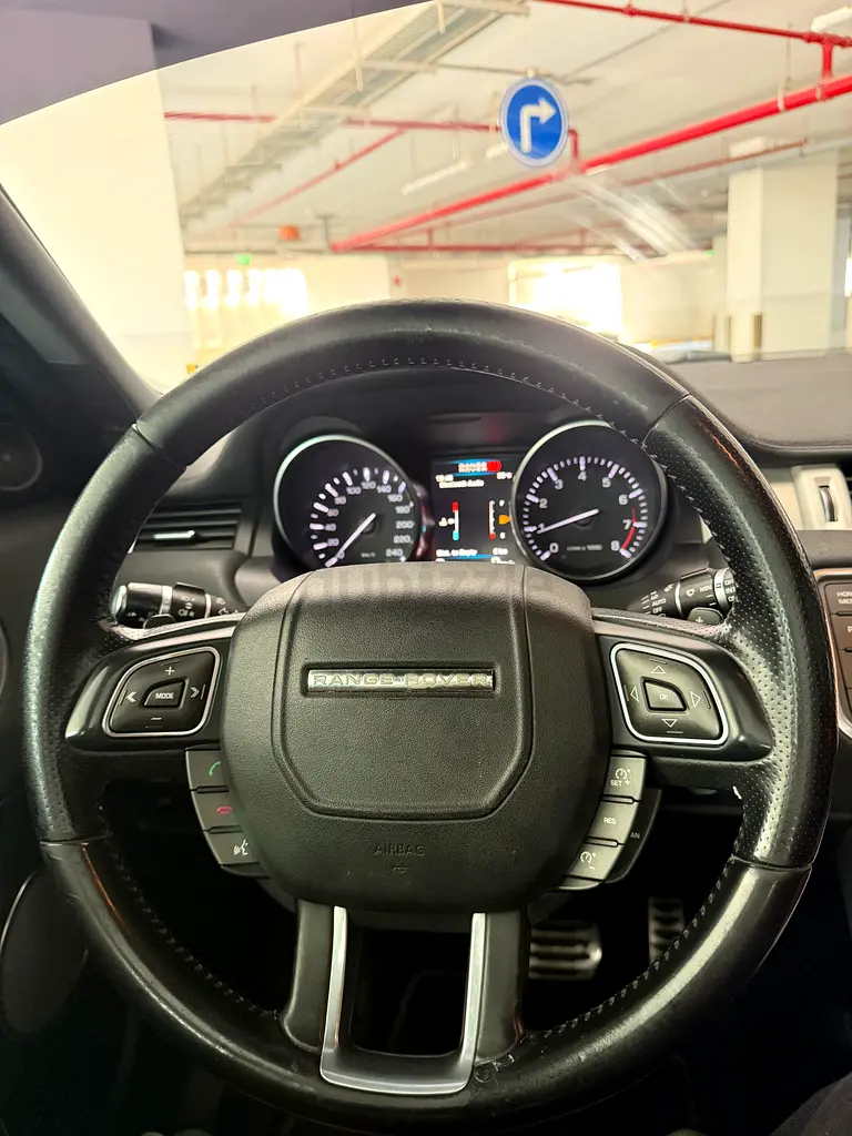 Range Rover evoque GCC panoramic exellent condition - Image 19