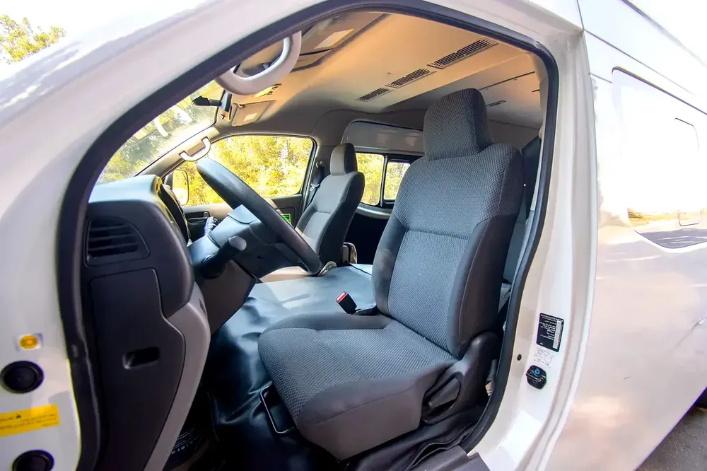 High-Roof 13-Seater Passenger Van | Manual | GCC Specs | Ref#N67836 - Image 8