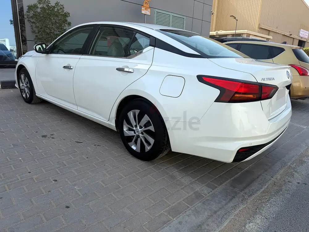 Nissan Altima GCC 15,000 KM Only - Image 4