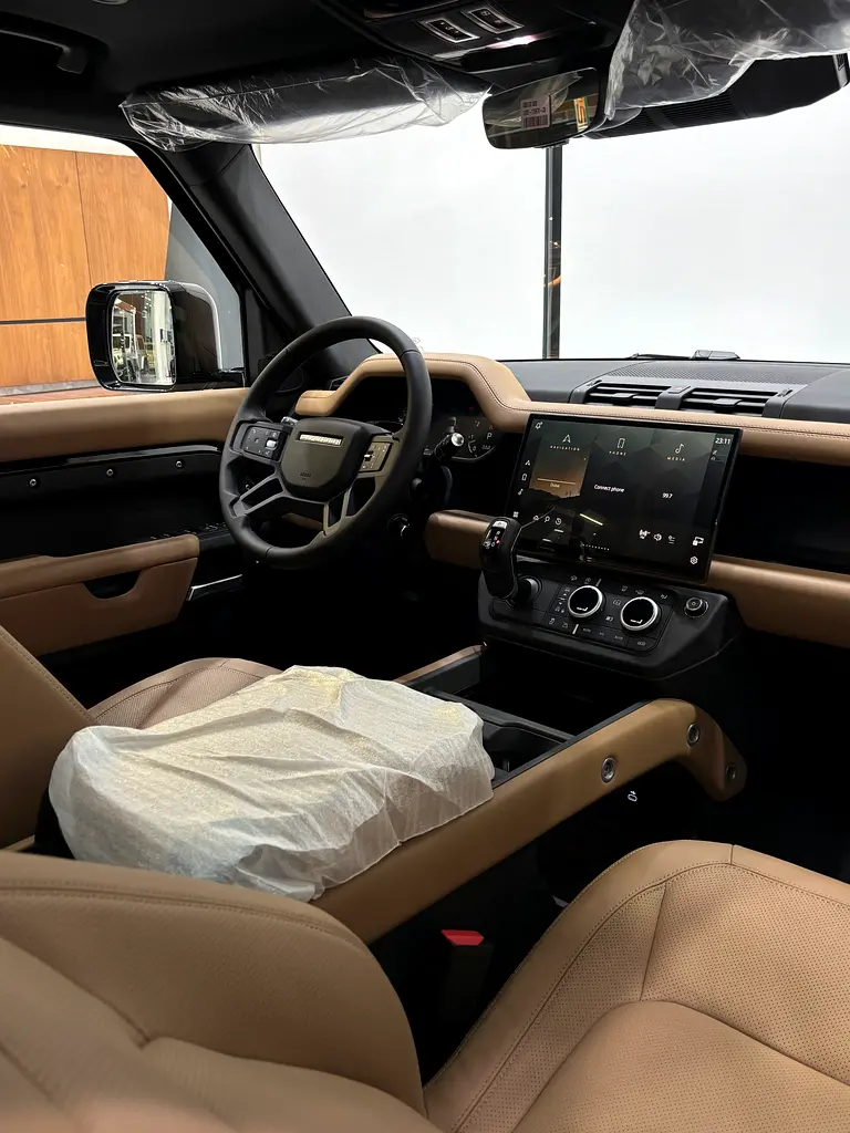 Land Rover Defender P400 X-Dynamic HSE - Image 12