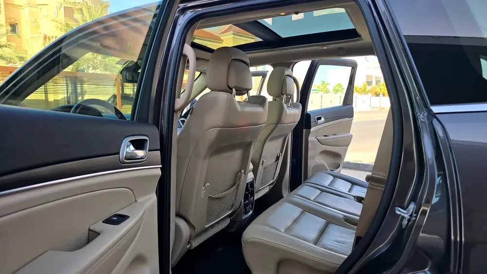Jeep Grand Cherokee v6 Limited Full Service Agency - Image 12