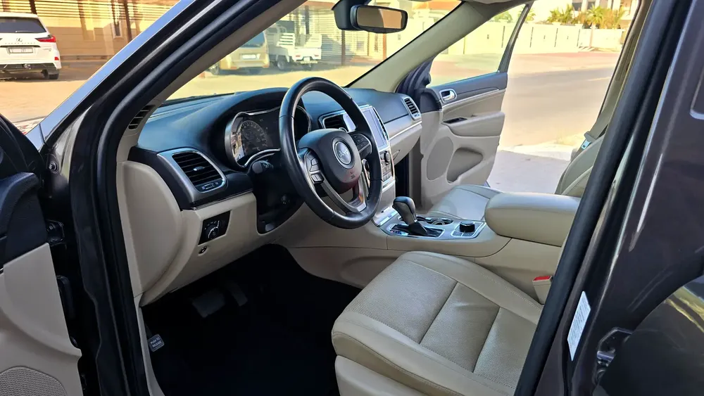 Jeep Grand Cherokee v6 Limited Full Service Agency - Image 16