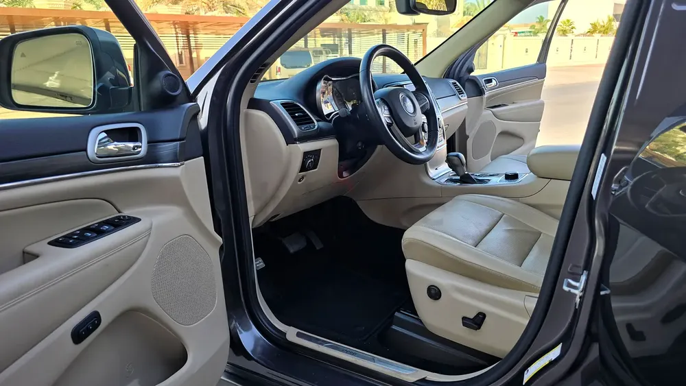 Jeep Grand Cherokee v6 Limited Full Service Agency - Image 17