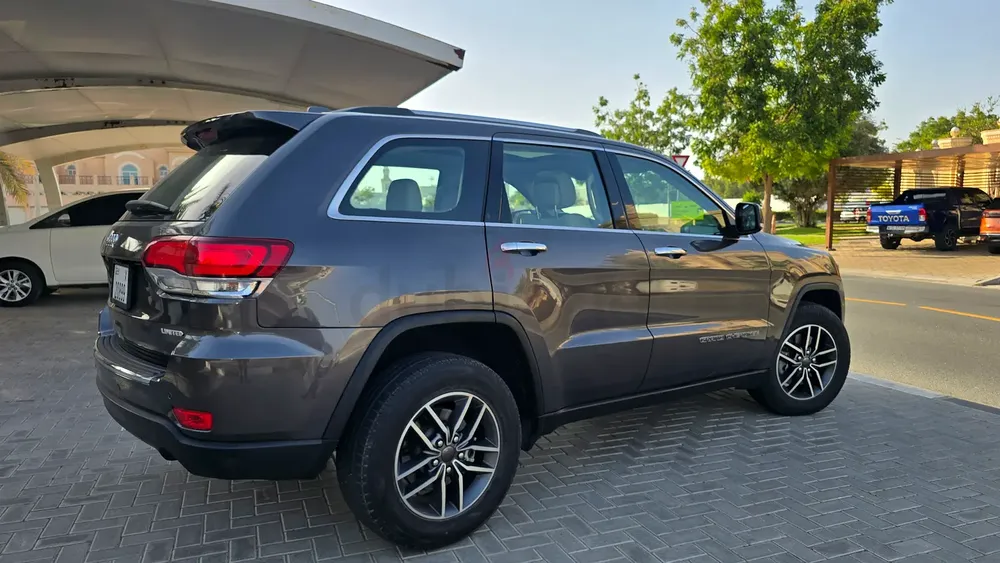 Jeep Grand Cherokee v6 Limited Full Service Agency - Image 4