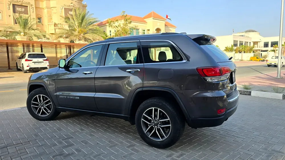 Jeep Grand Cherokee v6 Limited Full Service Agency - Image 5