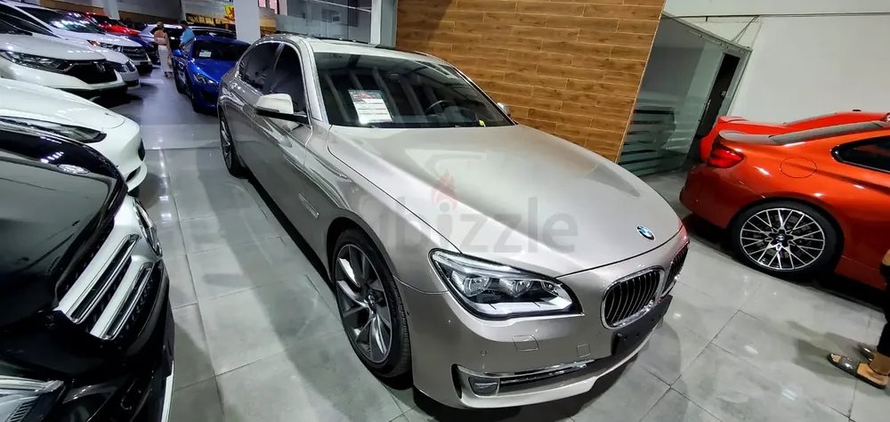 BMW 740Li Executive | GCC Specs | Excellent Condition | New Battery and Tyres - Image 11