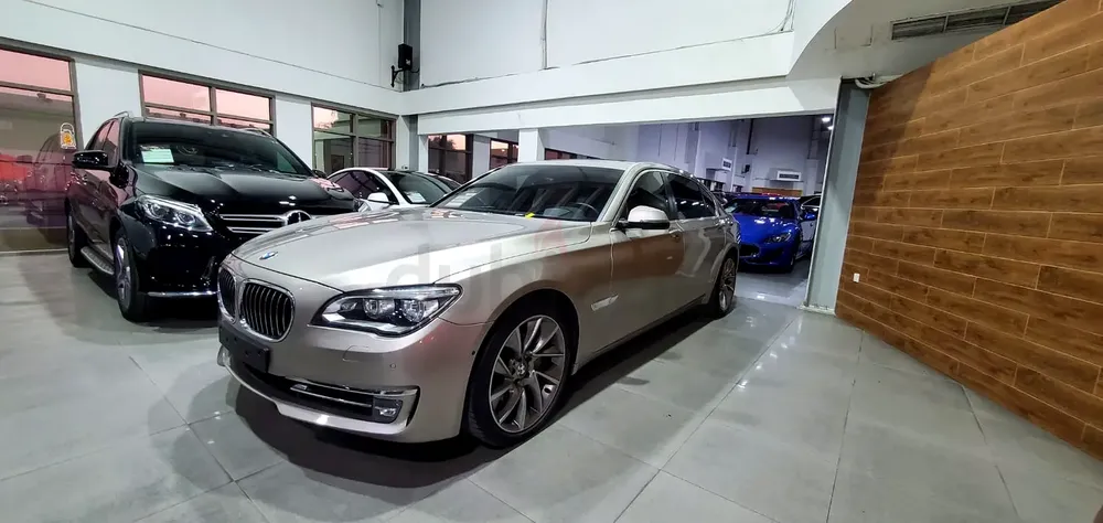 BMW 740Li Executive | GCC Specs | Excellent Condition | New Battery and Tyres - Image 12