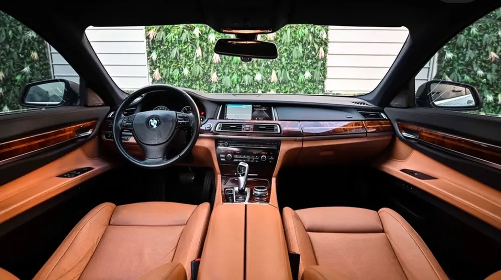 BMW 740Li Executive | GCC Specs | Excellent Condition | New Battery and Tyres - Image 7