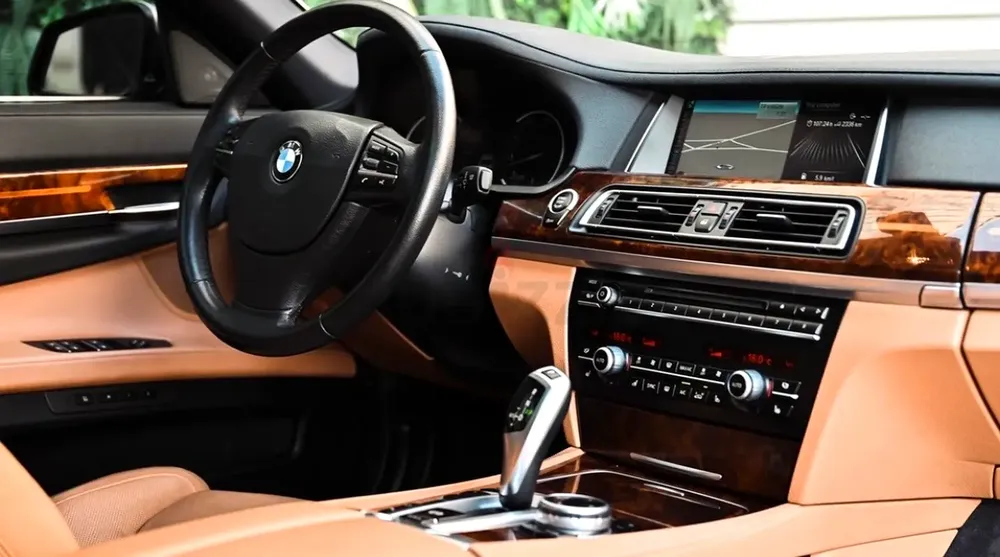 BMW 740Li Executive | GCC Specs | Excellent Condition | New Battery and Tyres - Image 9