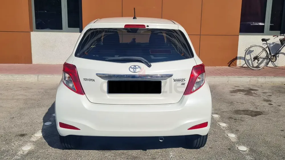 2014 YARIS H/B TOYOTA SERVICE HISTORY AL FUTTAIM ONE OWNER MADE IN JAPAN LAST MODEL NEW TYRES - Image 18