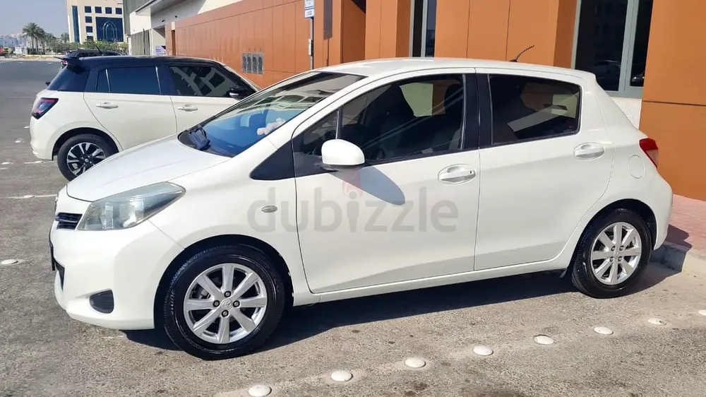 2014 YARIS H/B TOYOTA SERVICE HISTORY AL FUTTAIM ONE OWNER MADE IN JAPAN LAST MODEL NEW TYRES - Image 19