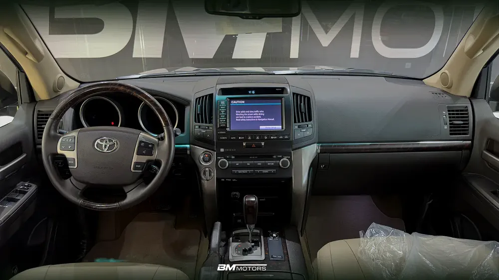 Brand new | Zero mileage | Toyota Land Cruiser 200 VXR 2010 | GCC Specs | V8 Power - Image 10