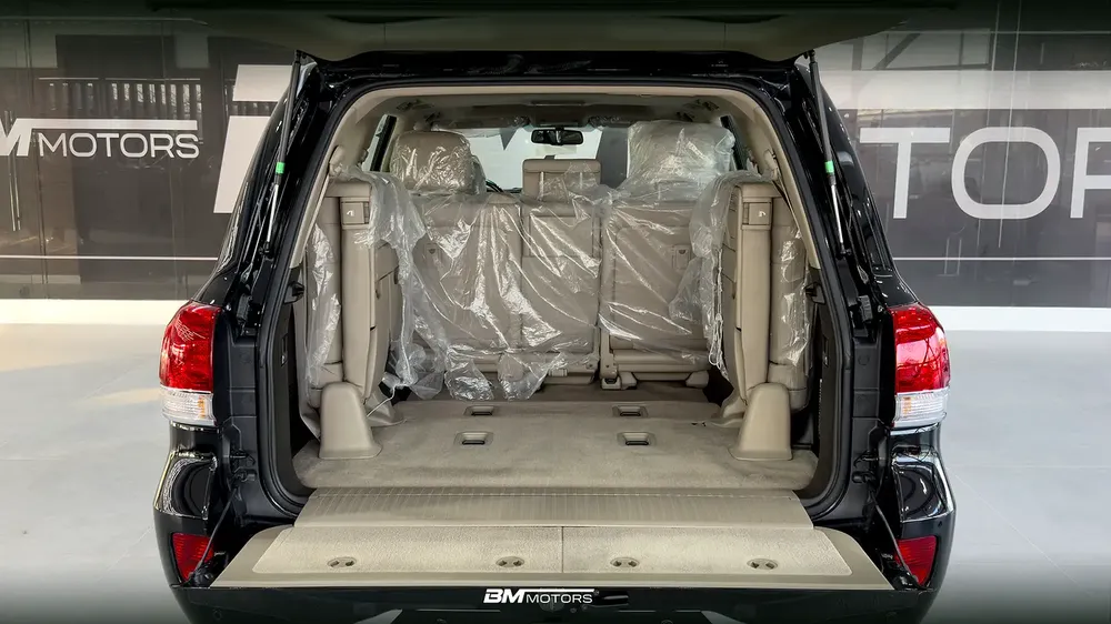 Brand new | Zero mileage | Toyota Land Cruiser 200 VXR 2010 | GCC Specs | V8 Power - Image 11