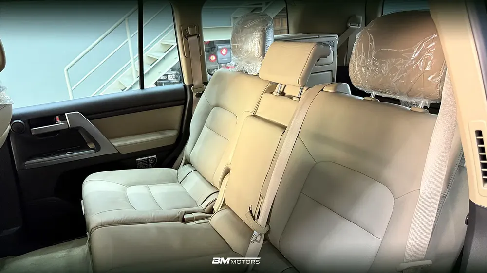 Brand new | Zero mileage | Toyota Land Cruiser 200 VXR 2010 | GCC Specs | V8 Power - Image 12