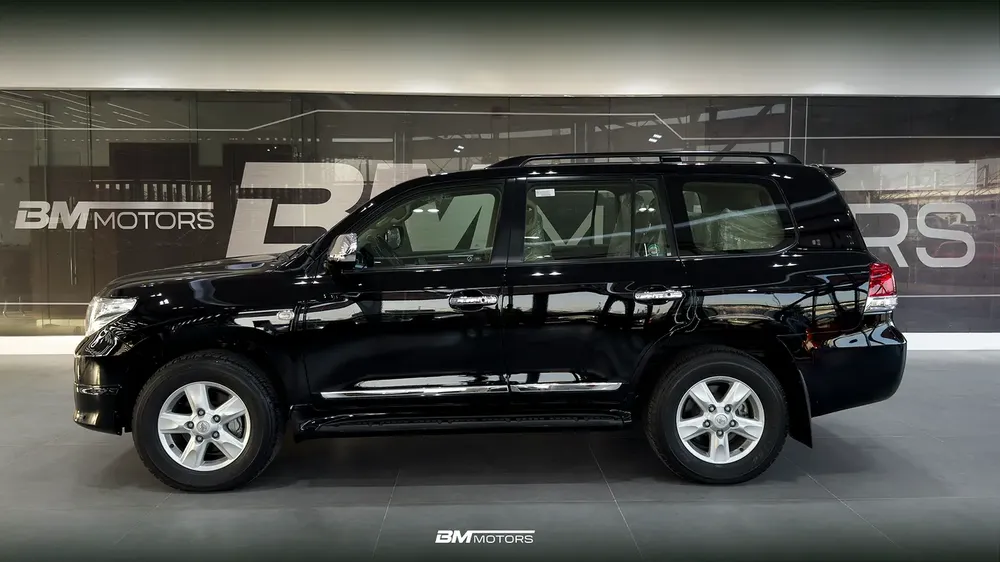 Brand new | Zero mileage | Toyota Land Cruiser 200 VXR 2010 | GCC Specs | V8 Power - Image 5