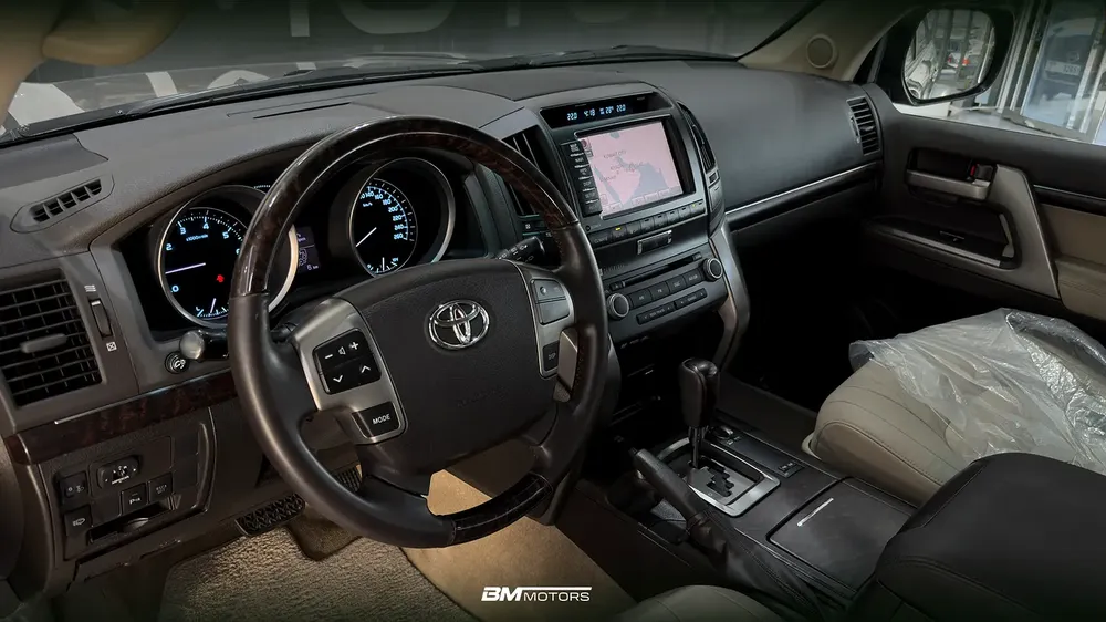 Brand new | Zero mileage | Toyota Land Cruiser 200 VXR 2010 | GCC Specs | V8 Power - Image 8