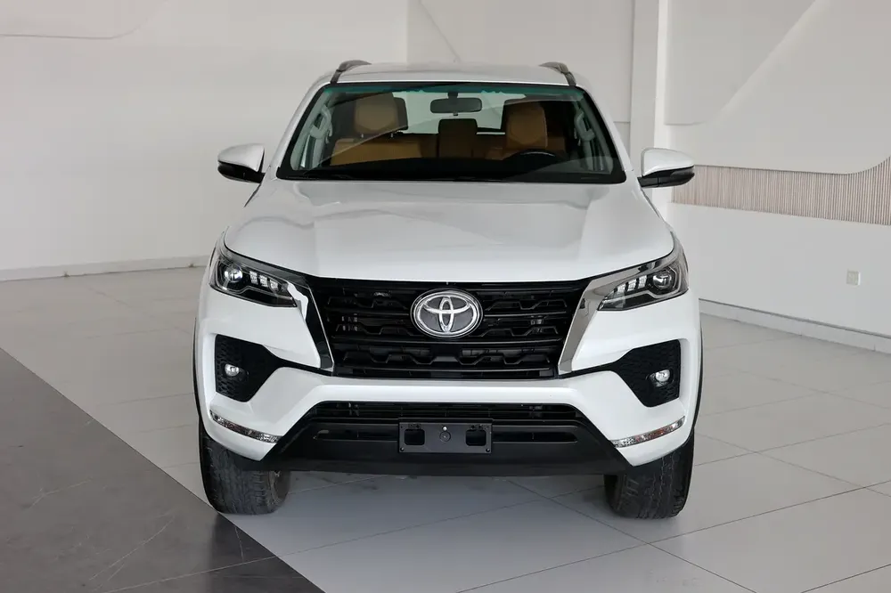 Toyota Fortuner GXR 2023 | GCC Specs | Low Mileage 46000km-Pristine Conditiom - Image 5
