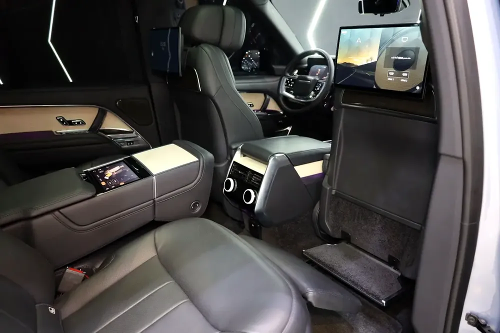 2023 Range Rover Vogue SV, Rear Seat Entertainment, Dealer Warranty!! - Image 10