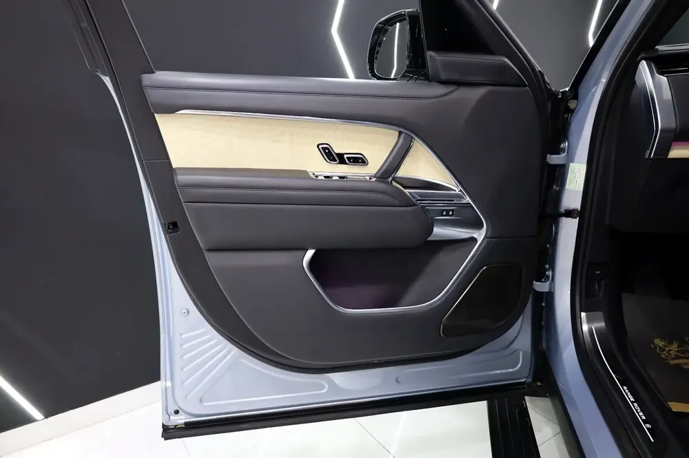 2023 Range Rover Vogue SV, Rear Seat Entertainment, Dealer Warranty!! - Image 12