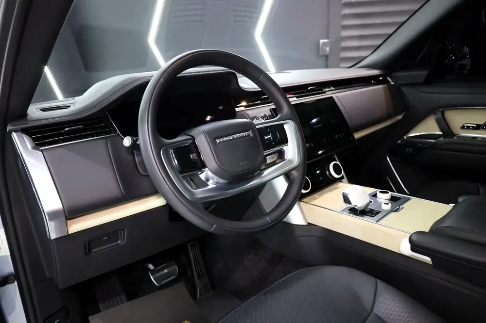 2023 Range Rover Vogue SV, Rear Seat Entertainment, Dealer Warranty!! - Image 4
