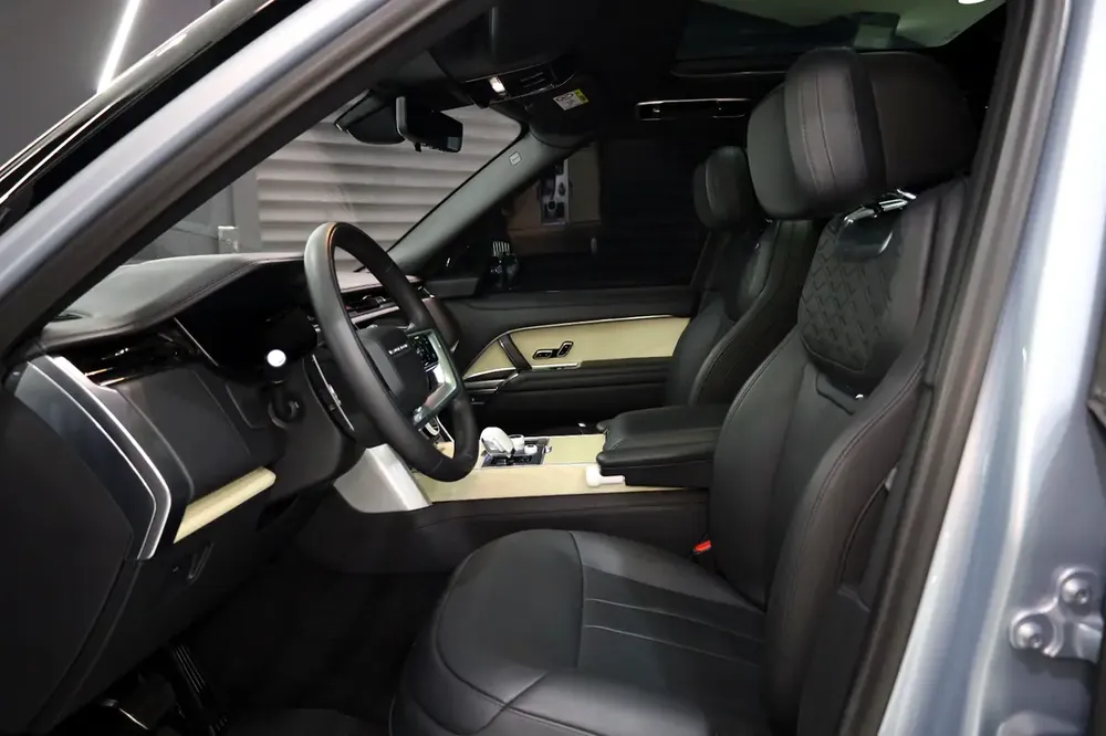 2023 Range Rover Vogue SV, Rear Seat Entertainment, Dealer Warranty!! - Image 5
