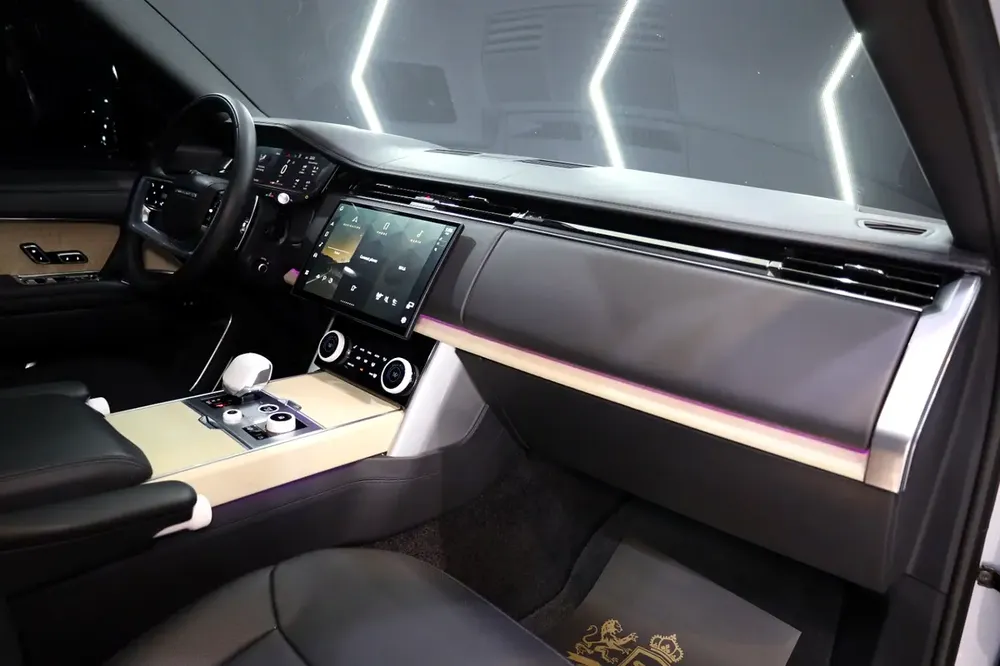 2023 Range Rover Vogue SV, Rear Seat Entertainment, Dealer Warranty!! - Image 7