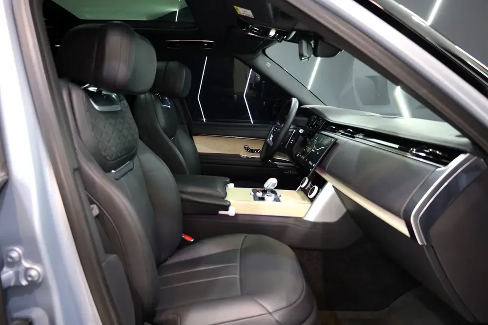 2023 Range Rover Vogue SV, Rear Seat Entertainment, Dealer Warranty!! - Image 8