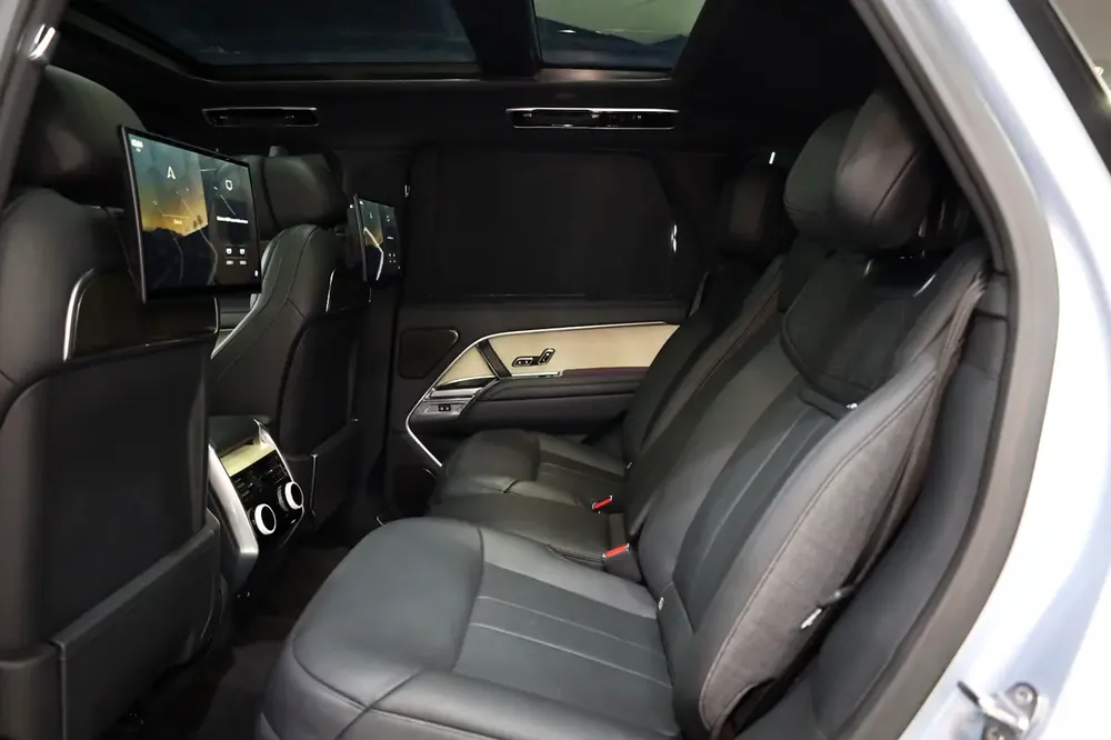 2023 Range Rover Vogue SV, Rear Seat Entertainment, Dealer Warranty!! - Image 9
