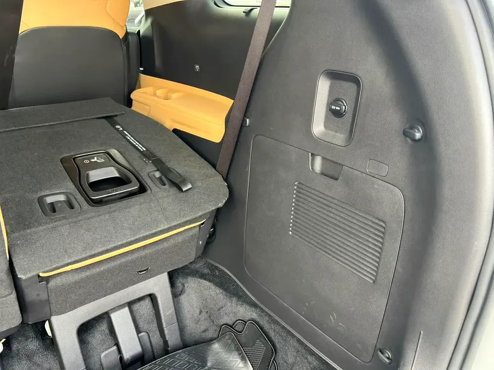 2024 Kia Carnival EX - Image 18