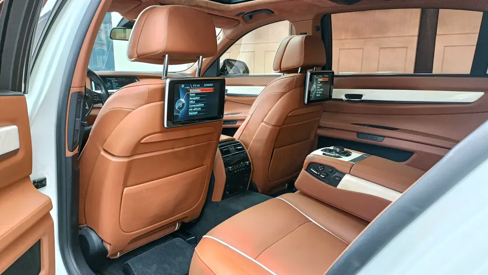 BMW 750Li Individual Pearl Edition – Facelift (Phase 2) - Image 4