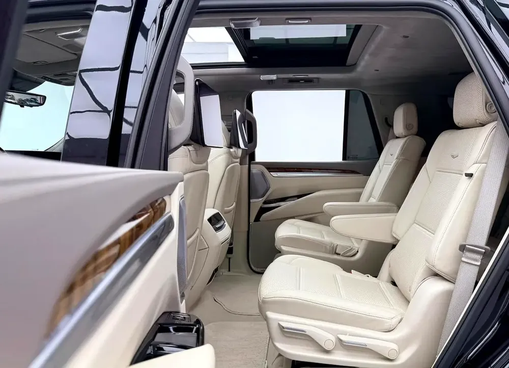 2025 Cadillac Escalade Sport Platinum, 2030 Cadillac Warranty + Service Pack, Very Low Km, GCC - Image 18