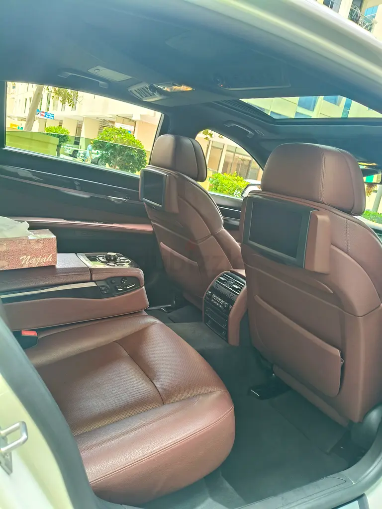 BMW 750Li Gulf Space With Low Milage No Accident All original paint Excellent condition - Image 10