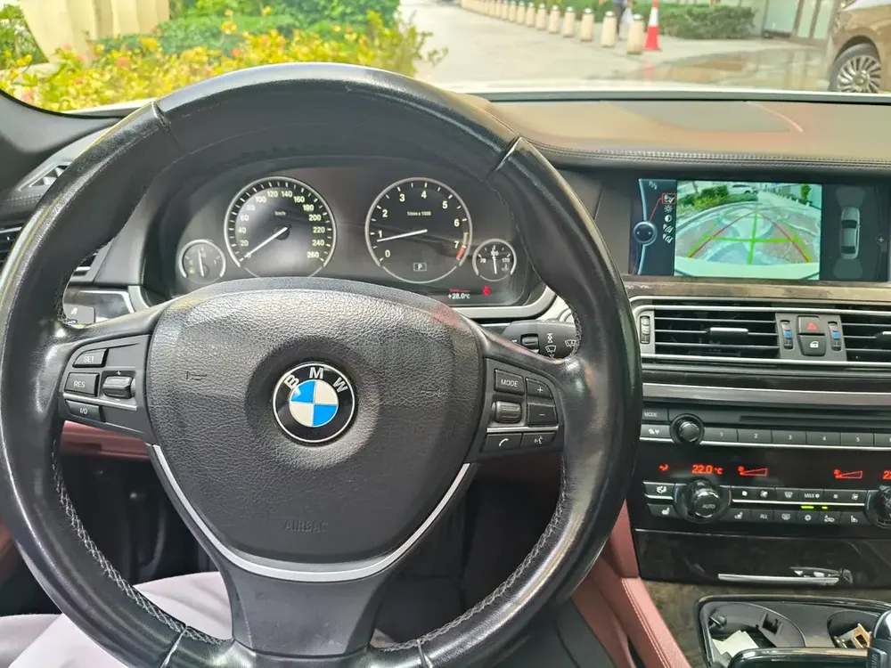 BMW 750Li Gulf Space With Low Milage No Accident All original paint Excellent condition - Image 12