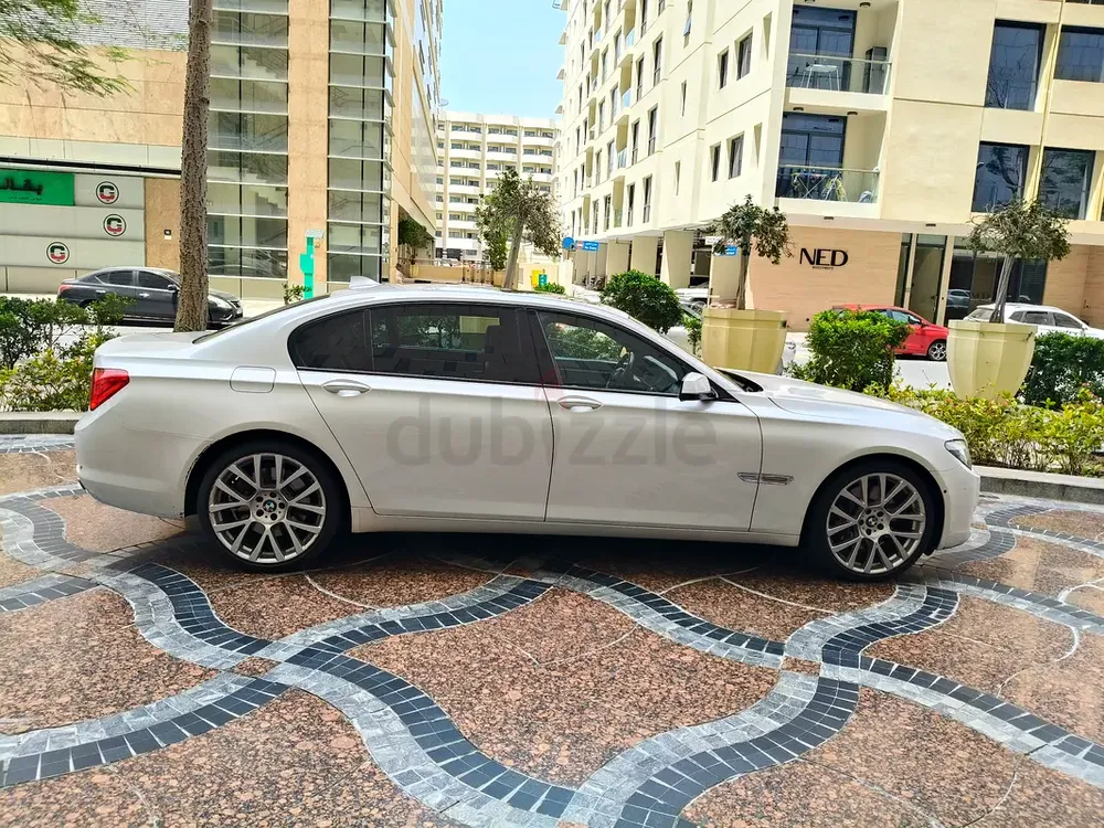 BMW 750Li Gulf Space With Low Milage No Accident All original paint Excellent condition - Image 14
