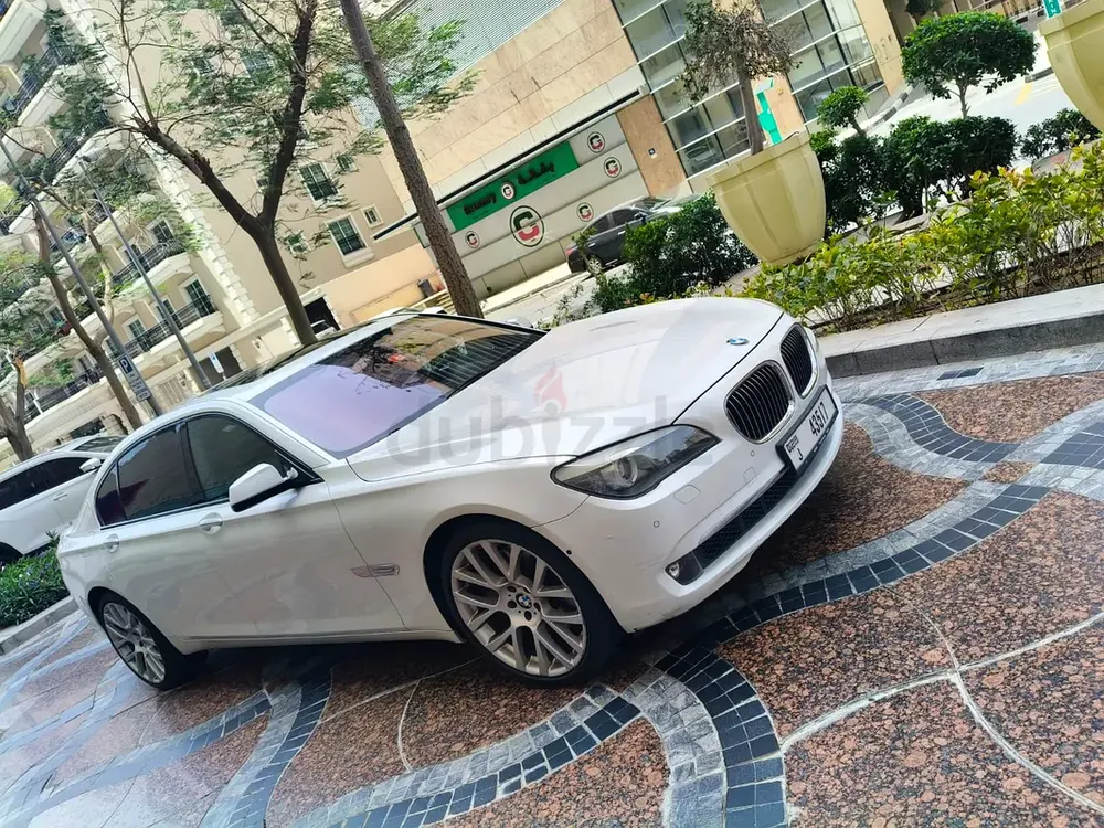 BMW 750Li Gulf Space With Low Milage No Accident All original paint Excellent condition - Image 4