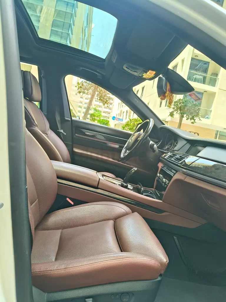 BMW 750Li Gulf Space With Low Milage No Accident All original paint Excellent condition - Image 6