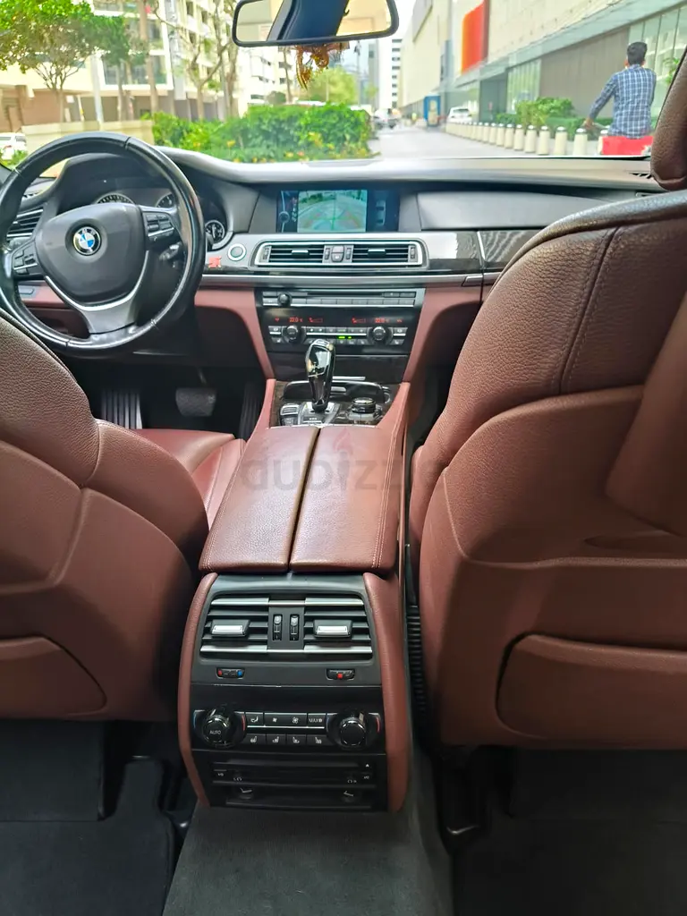 BMW 750Li Gulf Space With Low Milage No Accident All original paint Excellent condition - Image 8