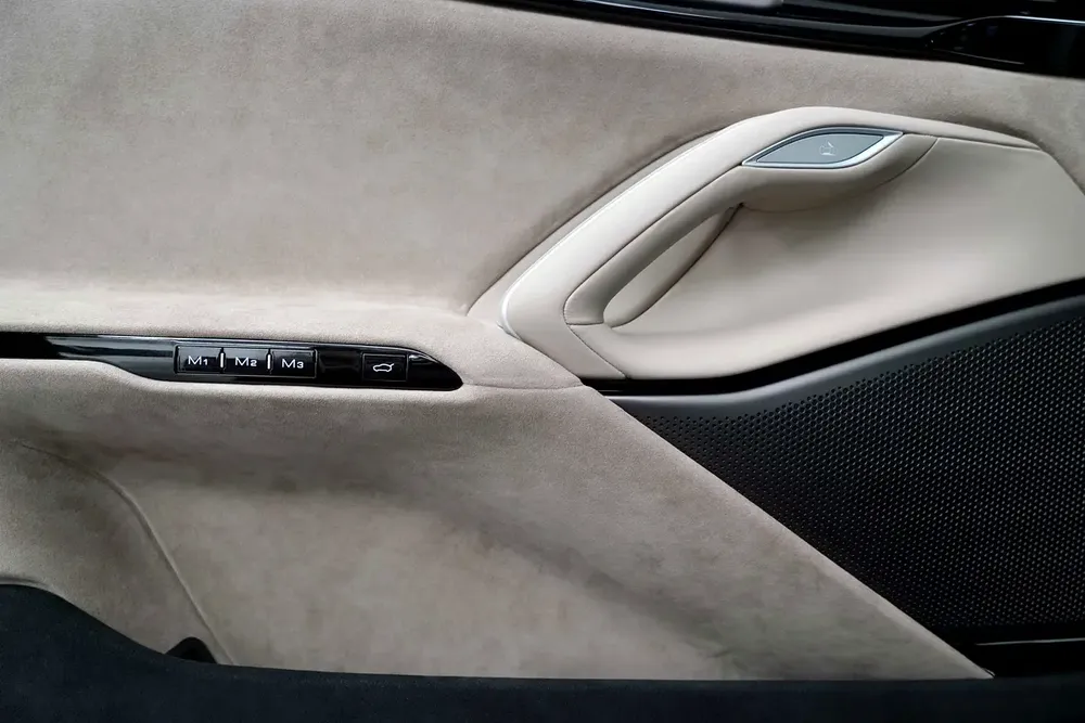 2025 FERRARI PUROSANGUE / LOW MILEAGE / PASSENGER DISPLAY - Image 16