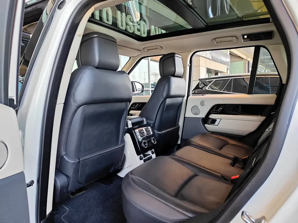 AED 2,050 P.M | 2019 Range Rover Vogue | Under Warranty | GCC | - Image 17