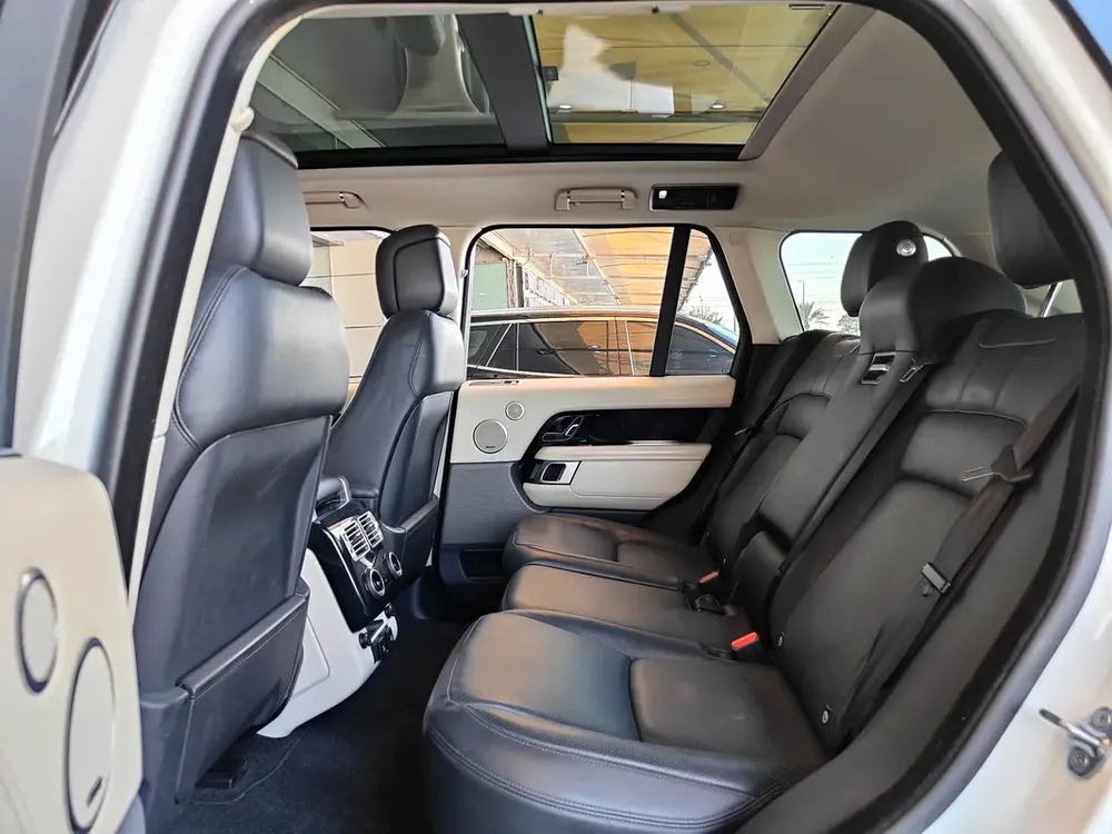 AED 2,050 P.M | 2019 Range Rover Vogue | Under Warranty | GCC | - Image 18