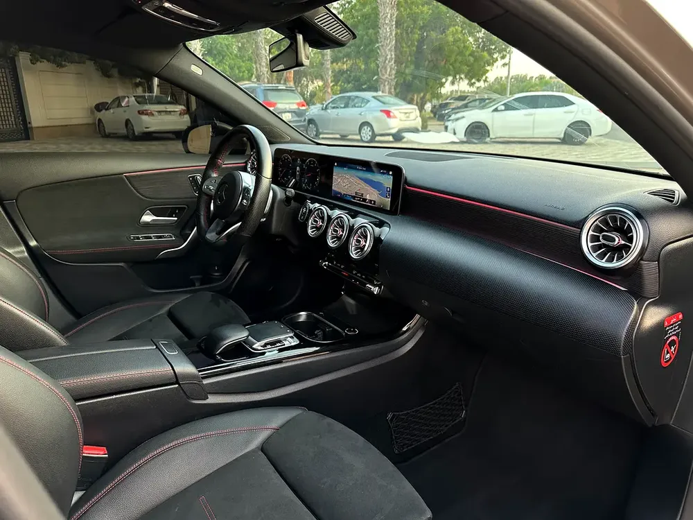 MERCEDES A250 AMG  PANORAMIC ORIGINAL PAINT 2019 FULL OPTION GCC - Image 6