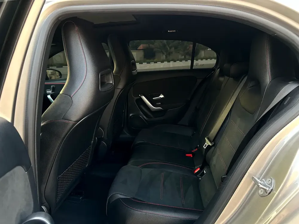 MERCEDES A250 AMG  PANORAMIC ORIGINAL PAINT 2019 FULL OPTION GCC - Image 8