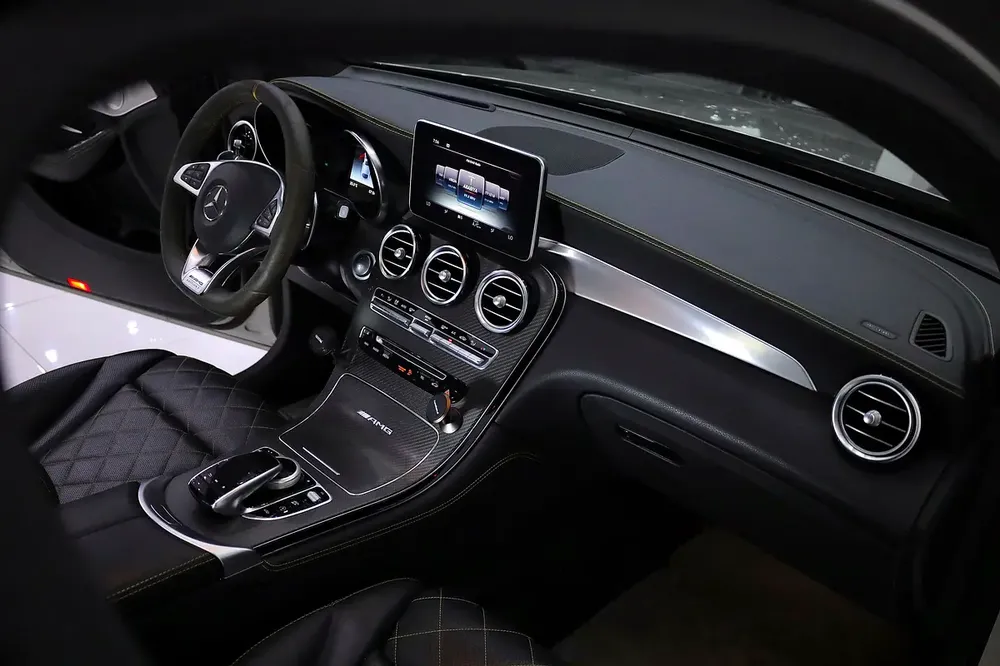 GLC 63 S - EDITION 1 - GCC - clean title - FULL CARBON PACKAGE - FULLY LOADED + warranty - Image 7