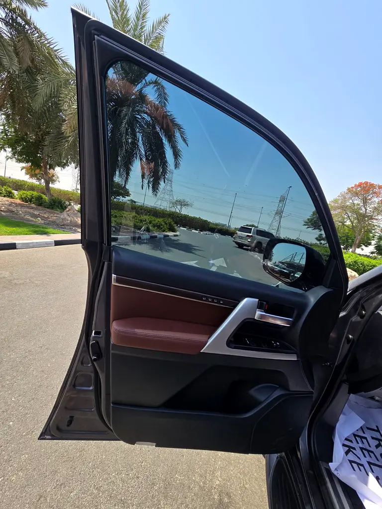 LANDCRUISER 2021 VX.R V8 5.7L GCC A TO Z FULL SERVICE AL FUTTAIM + FULL TOP OPTION -ORGINAL PAI - Image 11