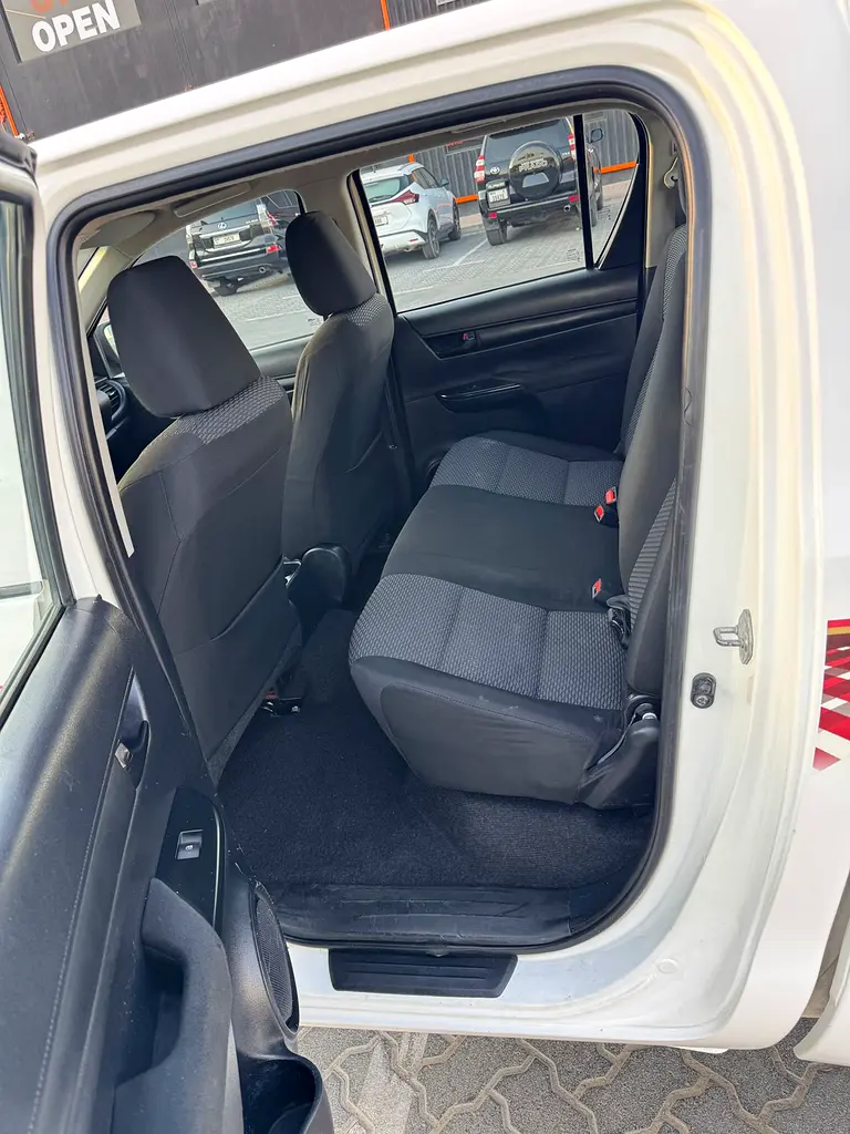 Toyota Hilux Double Cab DL 2016 GCC Specs 4x2 Free Accident Ready Condition - Image 11