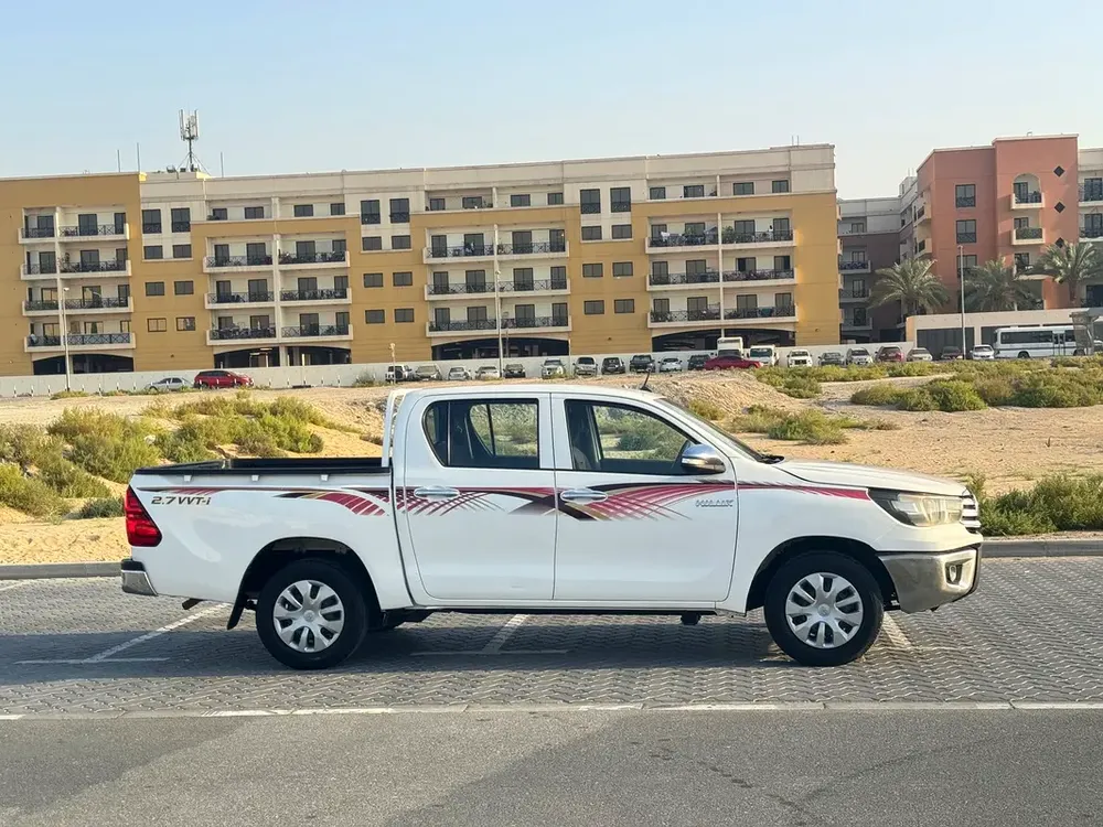 Toyota Hilux Double Cab DL 2016 GCC Specs 4x2 Free Accident Ready Condition - Image 4