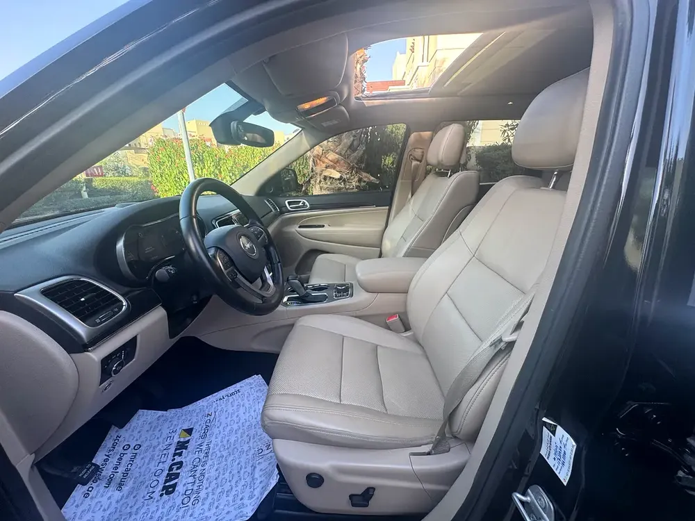Jeep Grand Cherokee Limited 2020 GCC Specs in excellent condition in and out - Image 11