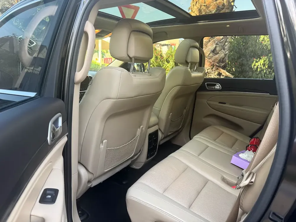 Jeep Grand Cherokee Limited 2020 GCC Specs in excellent condition in and out - Image 14